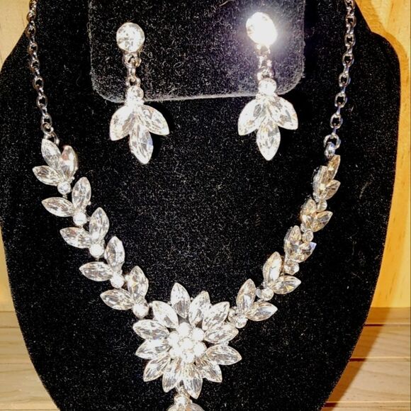 Elegant Silver Necklace with Crystal Accents NWOT 18" - Picture 4 of 4